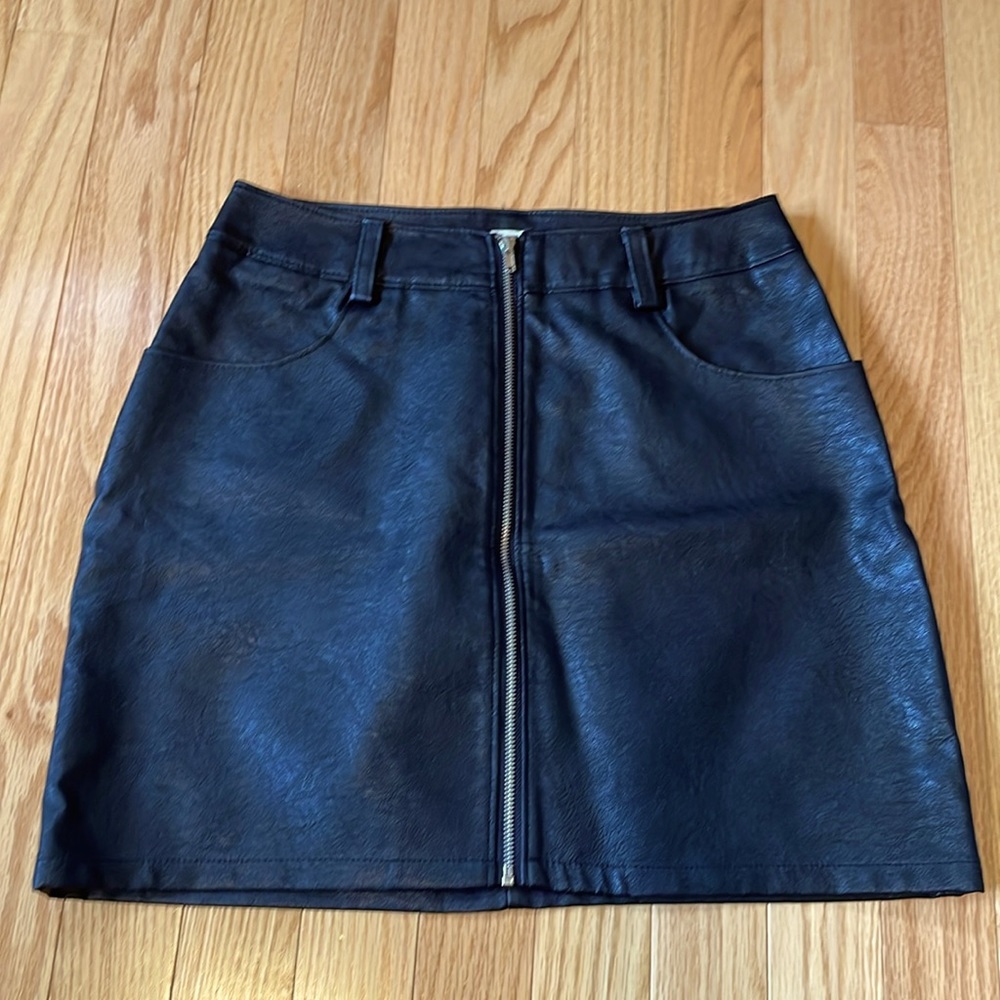 Faux leather black mini skirt (s)